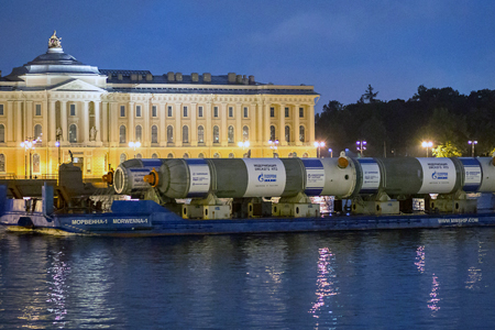 Оборудование для Омского НПЗ проплыло под разводными мостами Петербурга