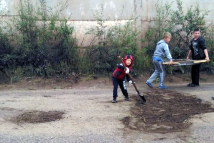 Дети решили засыпать ямы на дорогах в Иркутской области