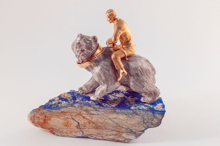 Алтайский скульптор передал президенту России золотого Путина на медведе 