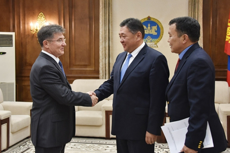 Судьба Байкала: спикер монгольского парламента встретился с послом России 
