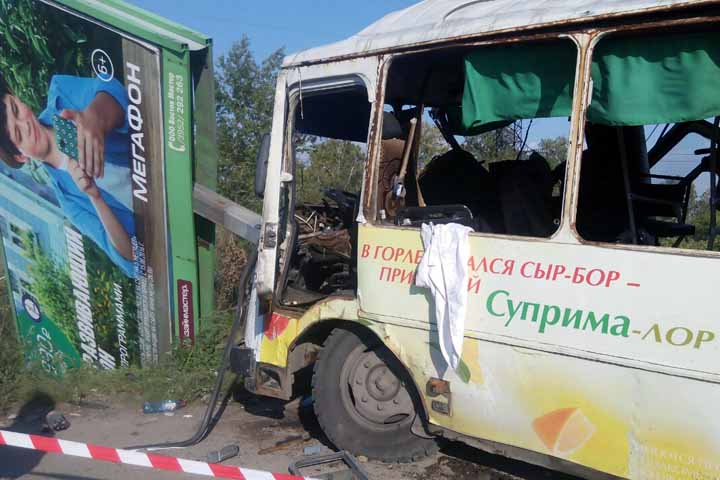 Автобус протаранил рекламный щит в Иркутске: пострадали 13 человек 