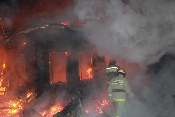 Четыре человека погибли при пожаре на даче в Омске 