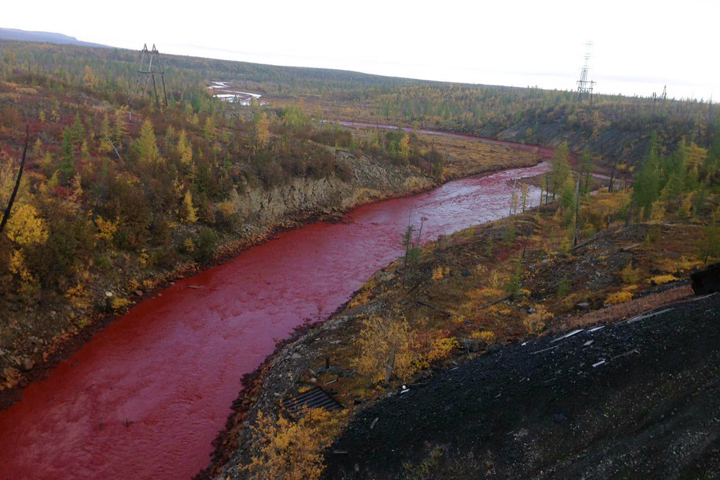 Жители Норильска заявили о покраснении рек из-за выбросов на комбинате «Надежда»
