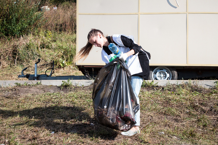 Томские студенты на скорость собрали полтонны мусора в городском парке