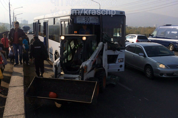 Четырнадцать человек пострадали в ДТП с автобусом в Красноярске
