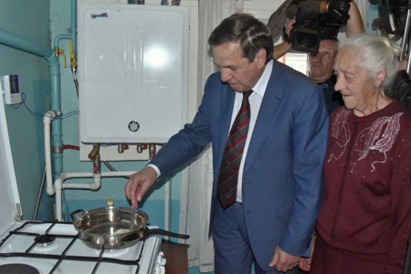 Новосибирский губернатор поучаствовал в пуске газопровода в Мошково