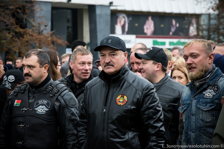 Кузбасский блогер сделал непарадные фото Лукашенко на байкфесте