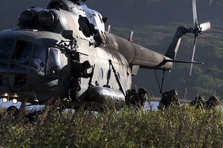 Военные на «Терминаторах» отрабатывают ночные полеты в горах Алтая