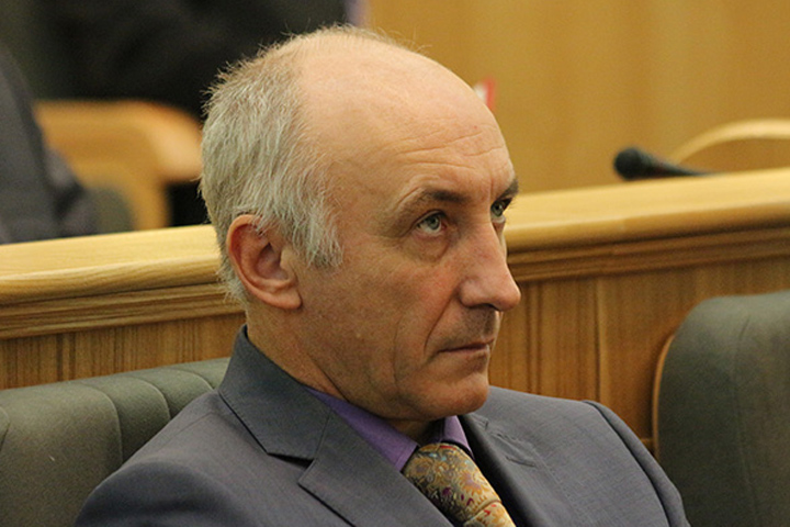 Беглый омский чиновник Меренков сдался СК, но не признал вину 