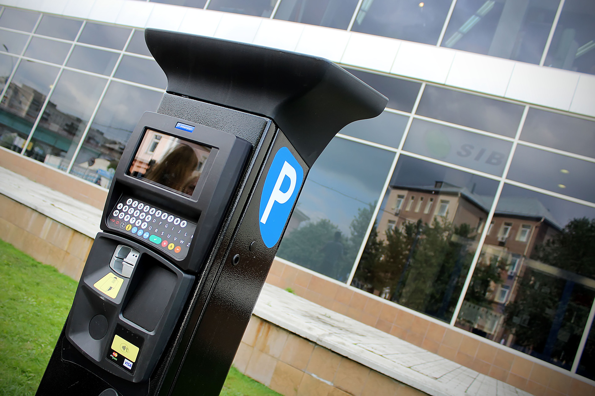 Платные парковки в Новосибирске: город получит около 30% сборов