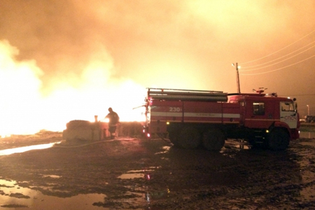 Почти 100 пожарных несколько часов тушили склад шпал около станции на Алтае