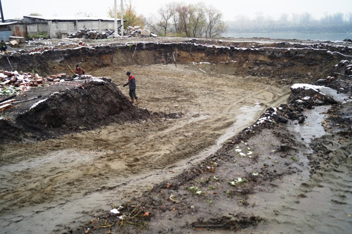 Житель Бийска при строительстве дома раскопал несколько мешков человеческих костей 