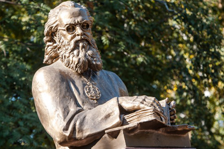Памятник святителю Луке открыли на территории Новосибирской облбольницы
