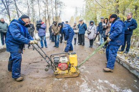Дорогу в Академгородке отремонтировали золой впервые в Сибири 