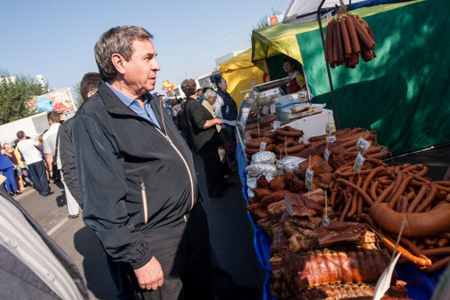 Губернатор раскритиковал ярмарку белорусских товаров в центре Новосибирска