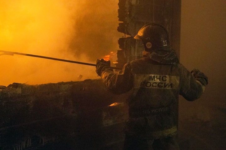 Пожар оставил без жилья семью с 11 детьми в Новосибирске 