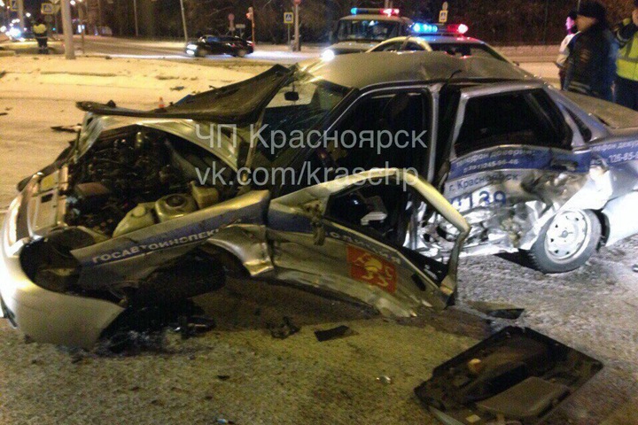 Полицейские попали в страшную аварию в Красноярске