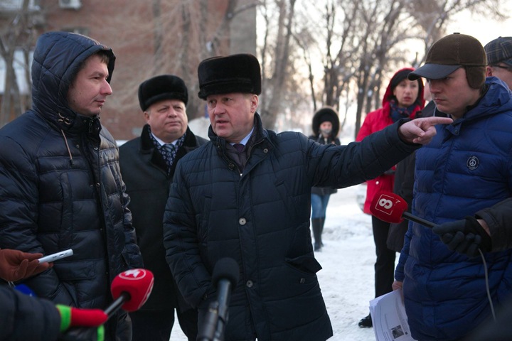 Новосибирск в два раза увеличит количество самосвалов для вывоза снега