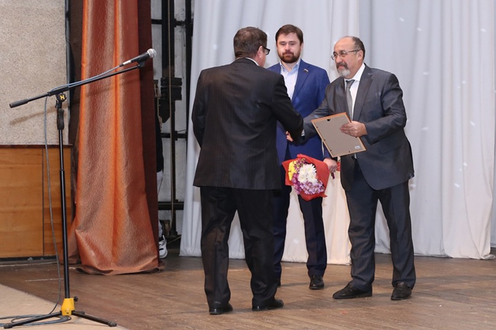 Депутаты заксобрания поздравили аграриев Колыванского района с праздником урожая