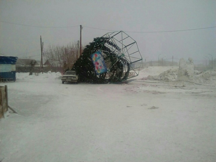 Сильный ветер снес городскую елку в Мариинске