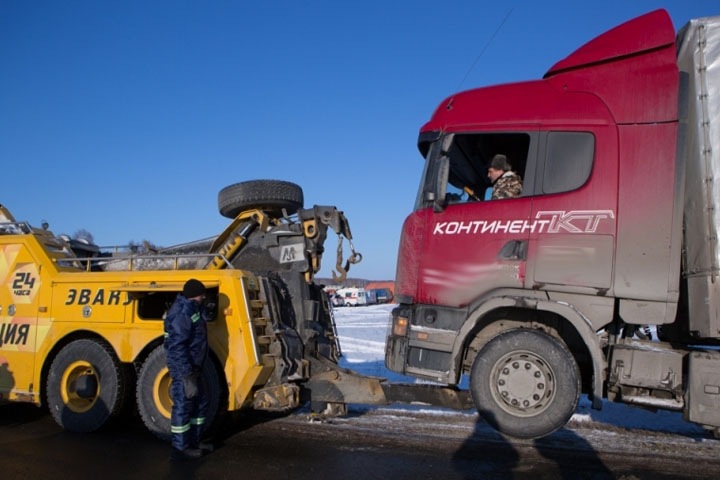 Автомобили и автобусы начали ломаться на трассах Новосибирской области из-за морозов 