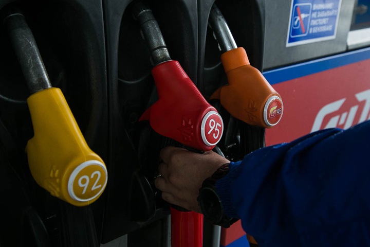 Тулеев попросил Медведева остановить рост цен на бензин