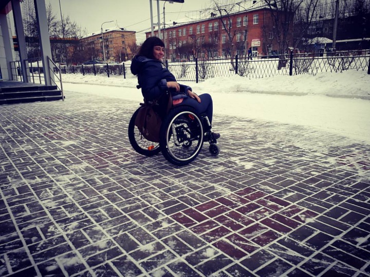 Охрана не пустила в бар девушку на инвалидной коляске в Красноярске