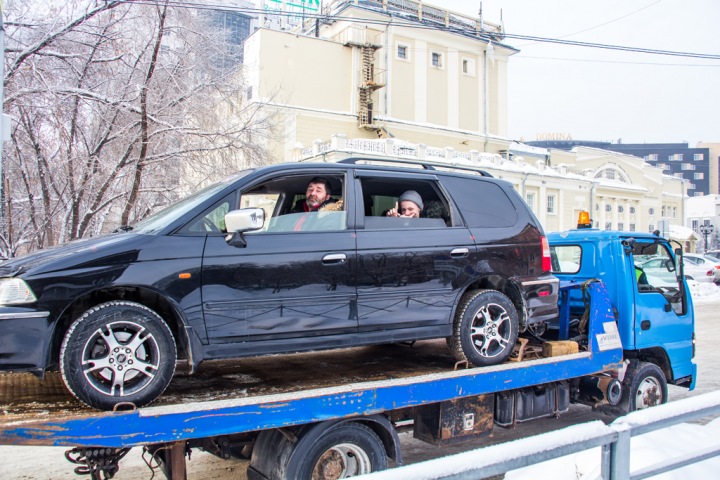 Новосибирец отбил машину от эвакуации с помощью полиции