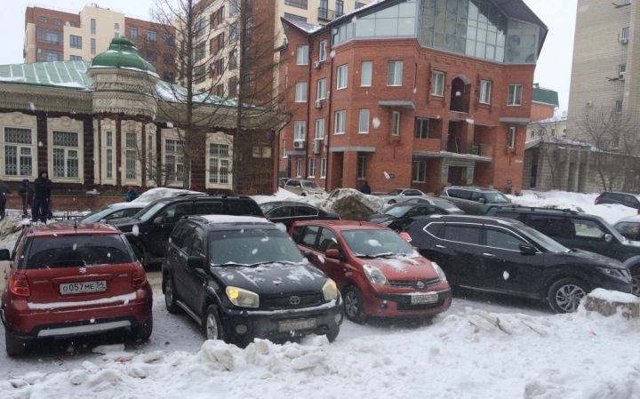 Снег помял припаркованные в центре Новосибирска машины