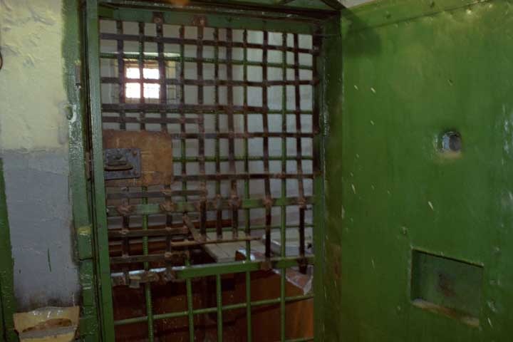 Суд в Бурятии не стал компенсировать заключенному отсутствие кровати, стола и воды в камере 