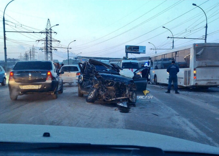 Начинающий водитель устроил аварию с автобусом и двумя легковушками в Новосибирске