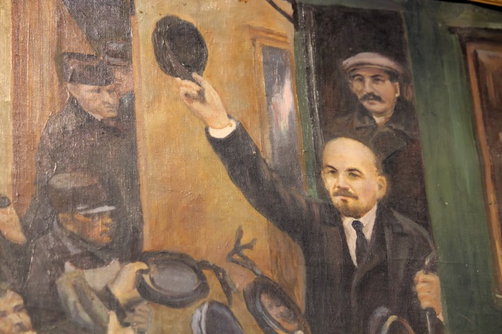 Сибирь кандальную и Сталина в работах советских художников показали на выставке в Новосибирске