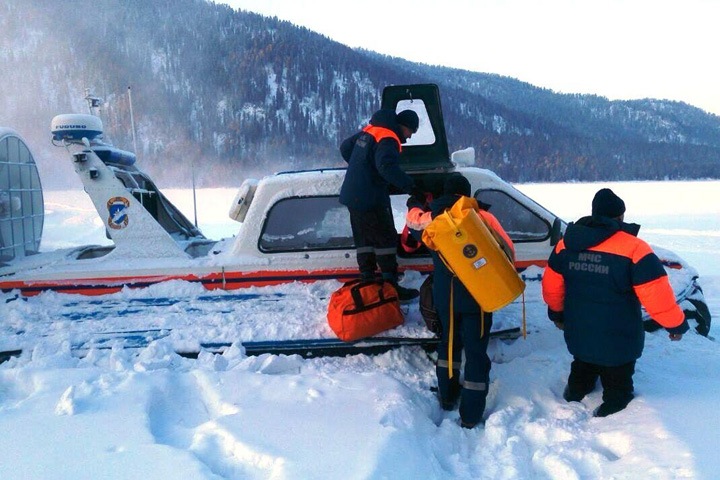 Спасатели безуспешно обследовали 500 кв. метров дна Телецкого озера в поисках упавшего вертолета