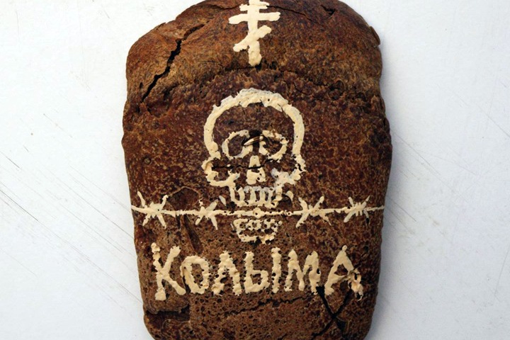 Сибирский художник сделал тюремные магниты из хлеба