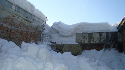 Школьник и сторож погибли под упавшим снегом за сутки в Томске