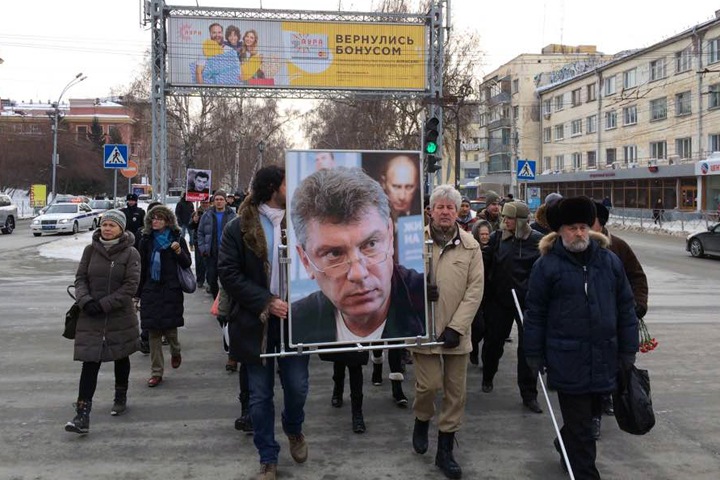 «Герои не умирают»: новосибирцы почтили память Бориса Немцова