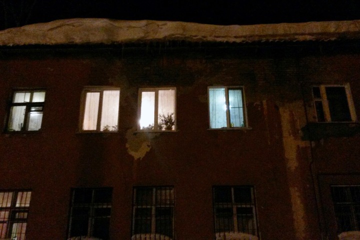 Крыша жилого дома обрушилась под тяжестью снега в Барнауле