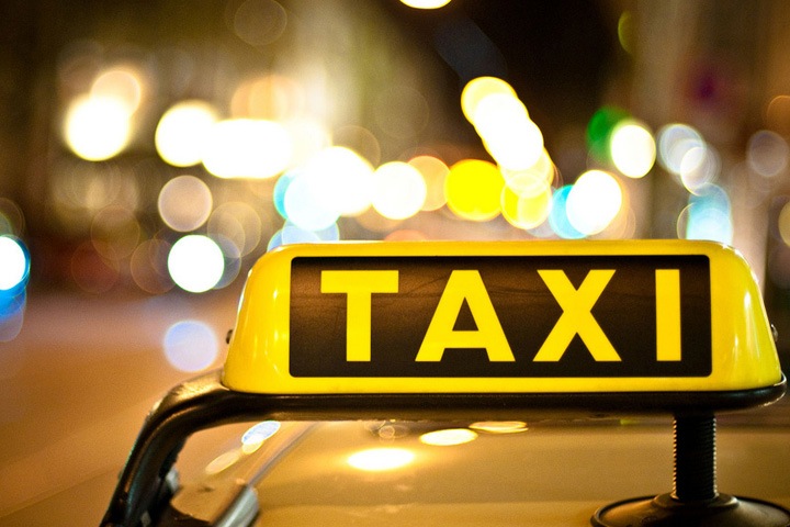 Клиент без денег оставил таксисту банковскую карту с пин-кодом в Красноярском крае