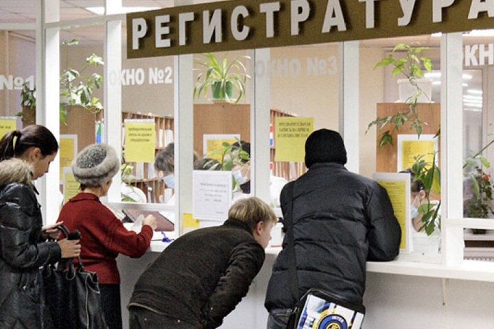 Регистраторов новосибирских поликлиник научат общаться с пациентами