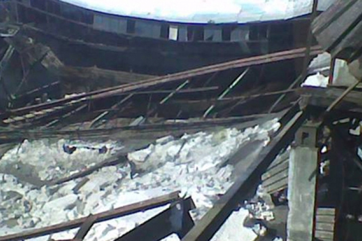 Крыша многоквартирного дома обрушилась в Омской области под давлением снега