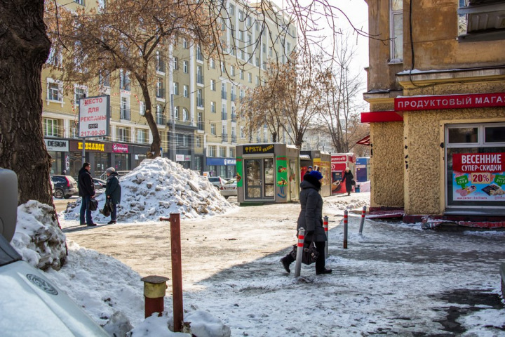 Городские службы очистили за март почти 300 км тротуаров в Новосибирске