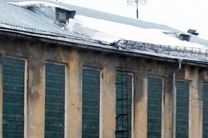 Снег повредил ограждение бывшего штаба Сибирского военного округа
