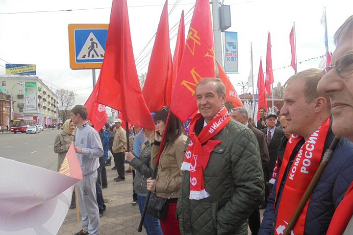 Задержанным на митинге против коррупции в Иркутске обещали 1000 рублей за символику КПРФ