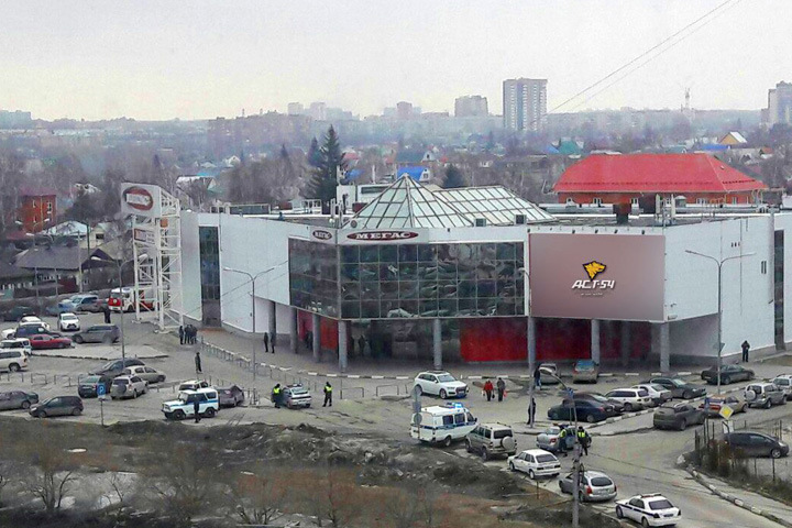 Полиция оцепила парковку супермаркета в Новосибирске