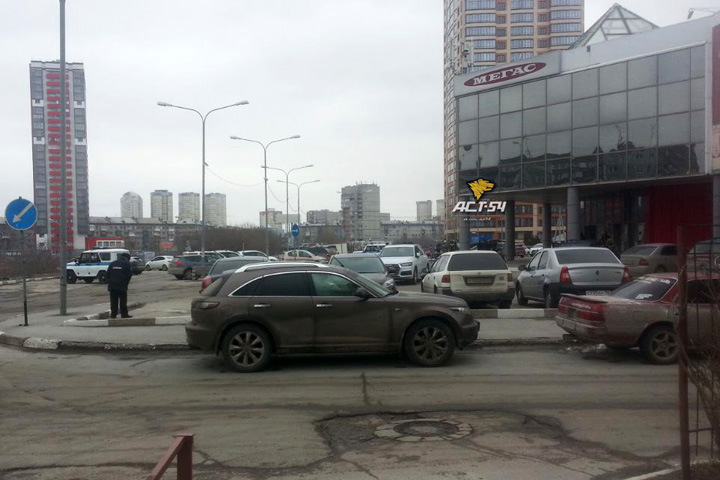 Взрывное устройство на оцепленной в Новосибирске парковке не обнаружено