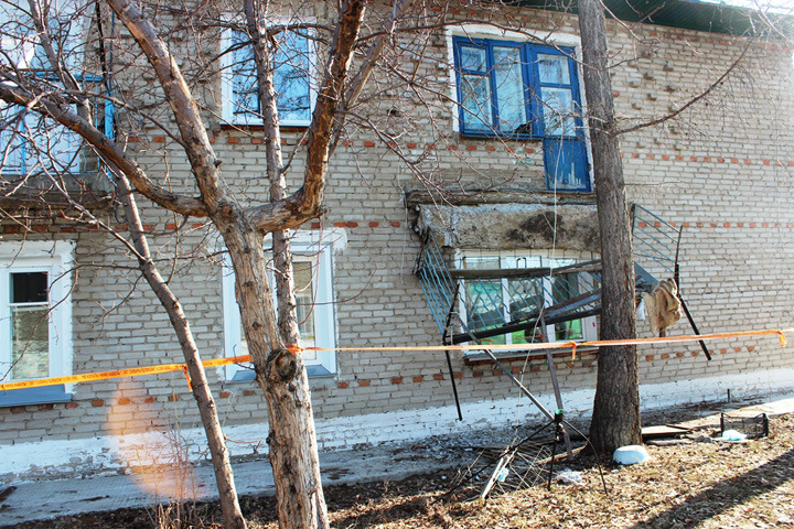 Новосибирская пенсионерка упала со второго этажа вместе с балконом