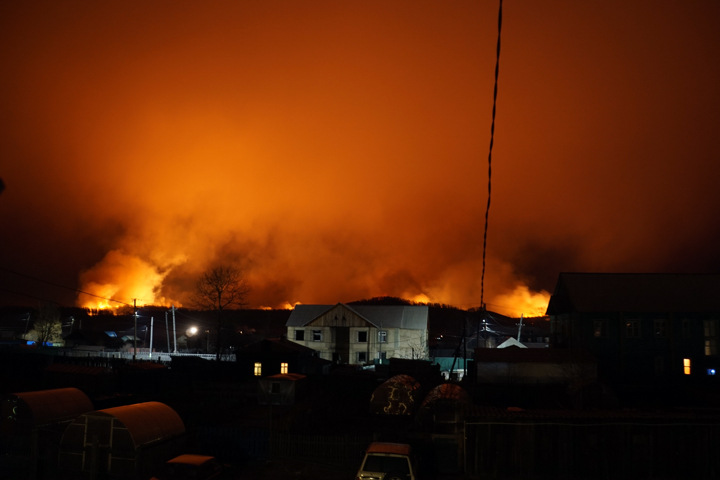 Лесной пожар подобрался к жилым домам в Забайкалье