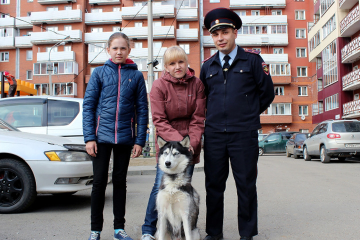 Иркутские полицейские помогли вернуть женщине-инвалиду похищенную собаку