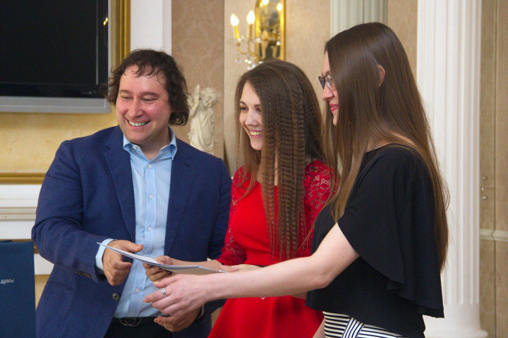 Депутат Госдумы наградил кемеровских студентов за лучшие проекты СМИ