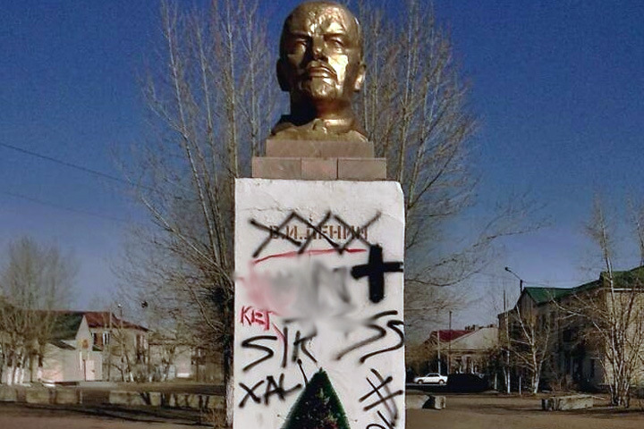 Неизвестные нарисовали свастику на памятнике Ленину в Забайкалье